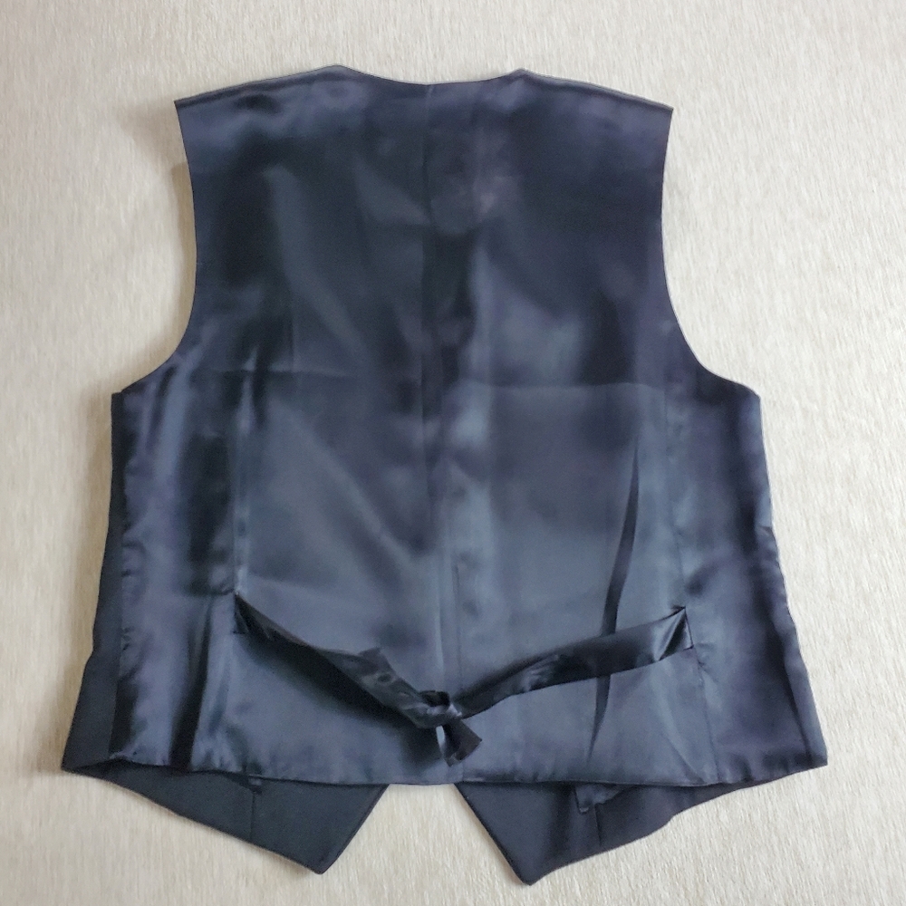 Liz Claiborne women's black vest with embroidered floral design and satin lining - Picture 4 of 7